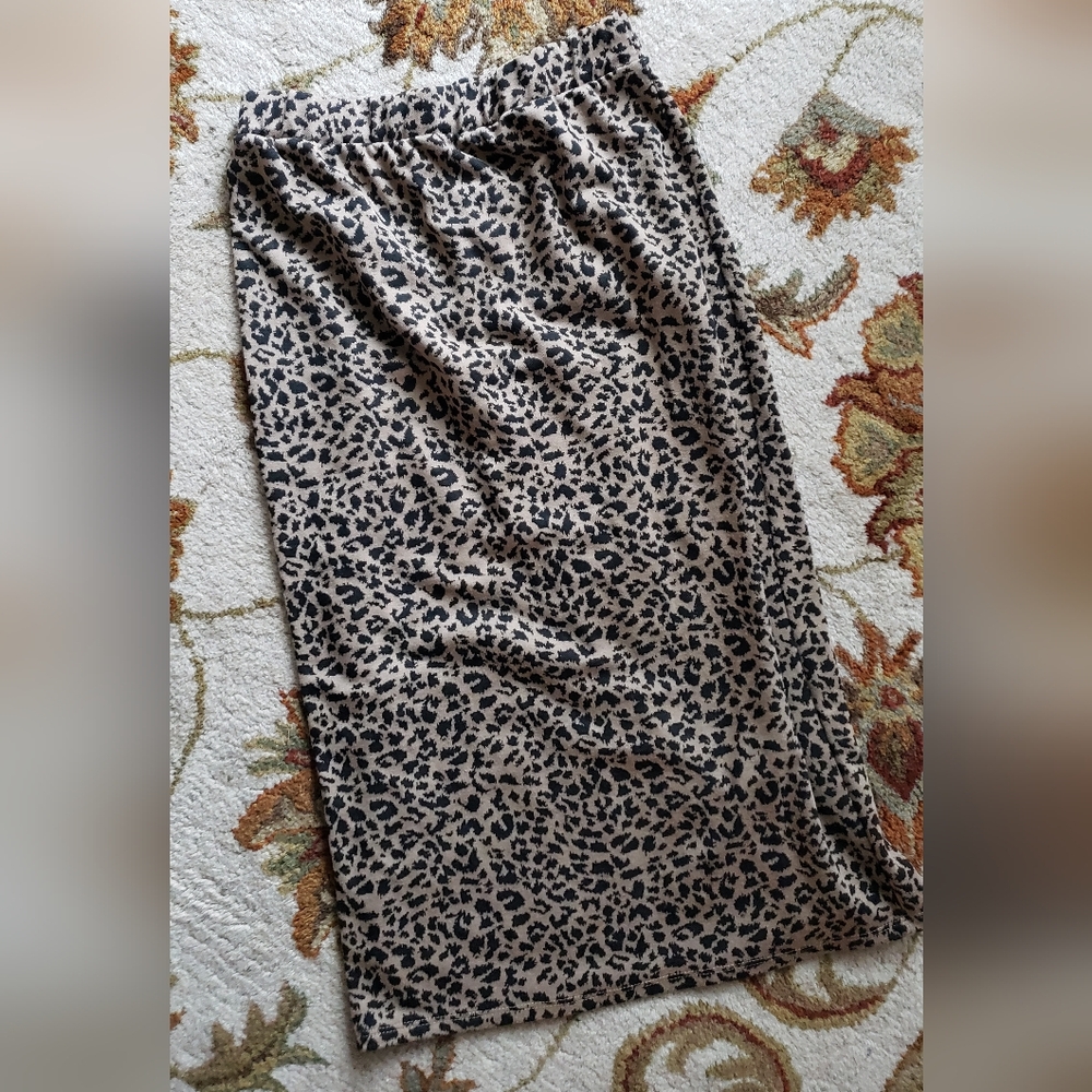 Cute and comfy leopard print midi skirt